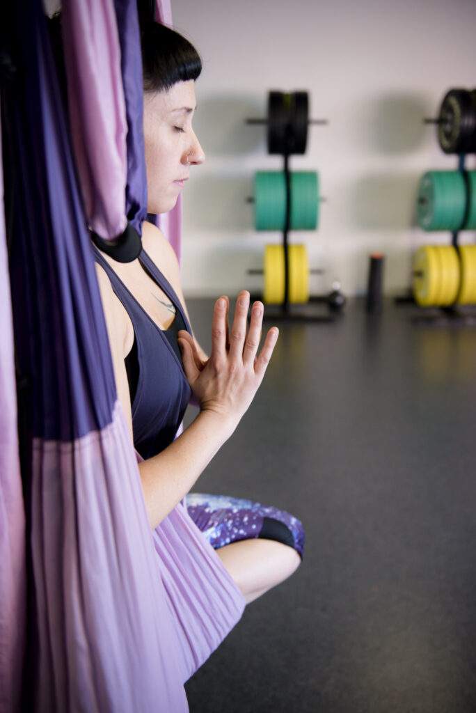 Alumno practicando yoga aéreo ayurvédico durante curso online IEYA