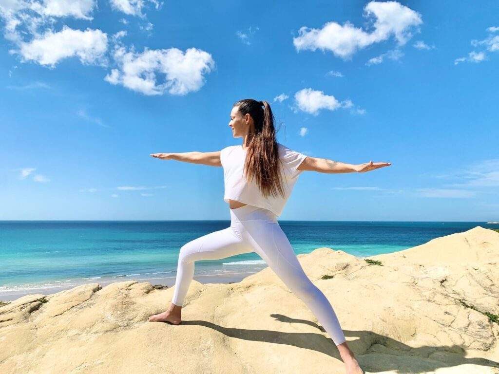 Práctica de yoga en la playa de Cádiz al amanecer