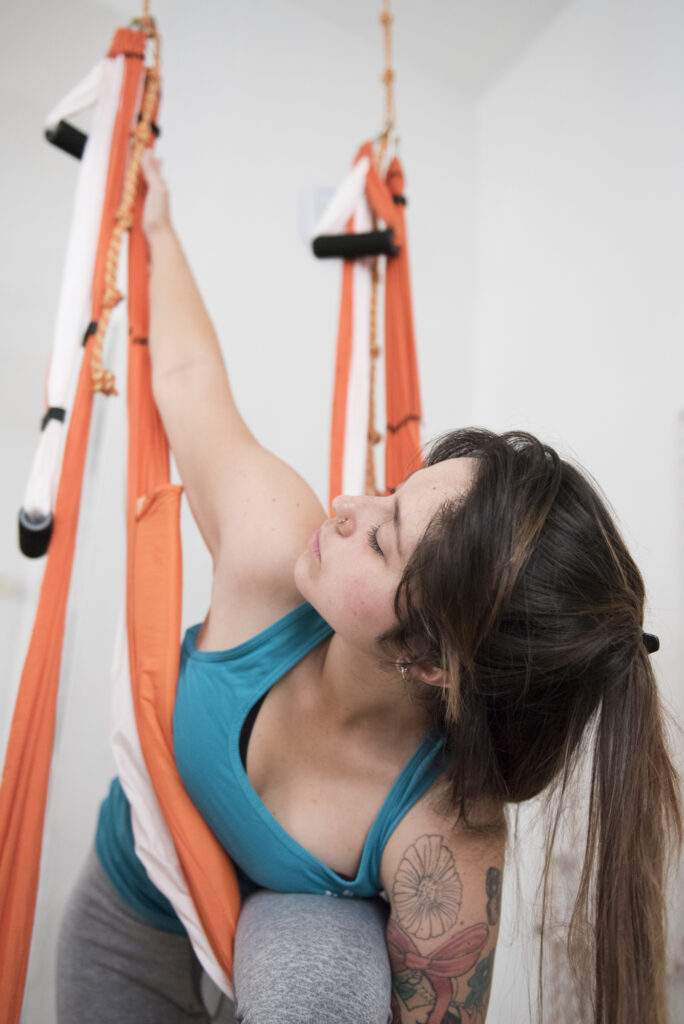 Clase en directo de yoga aéreo durante seminario IEYA