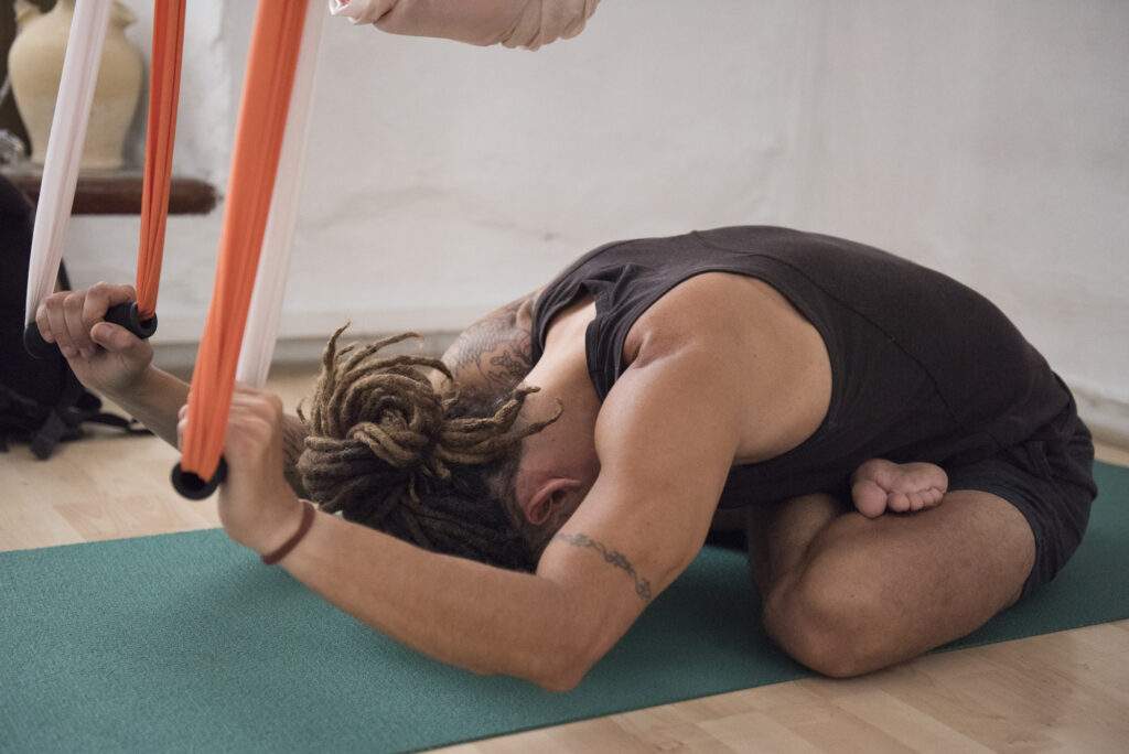 práctica de yoga aéreo con columpio con estribos en formación IEYA