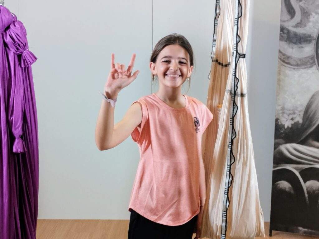 Clase de yoga aéreo para niños en formación Yoga Aéreo Kids IEYA