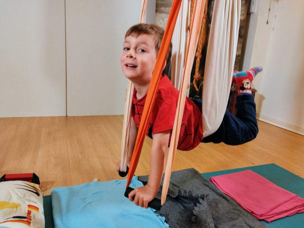 Práctica lúdica de yoga aéreo infantil en suspensión IEYA