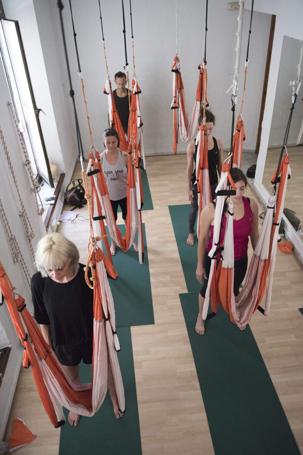 Clase de Yoga Aéreo en IEYA con Anawa guiando la práctica junto a un grupo de alumnas.