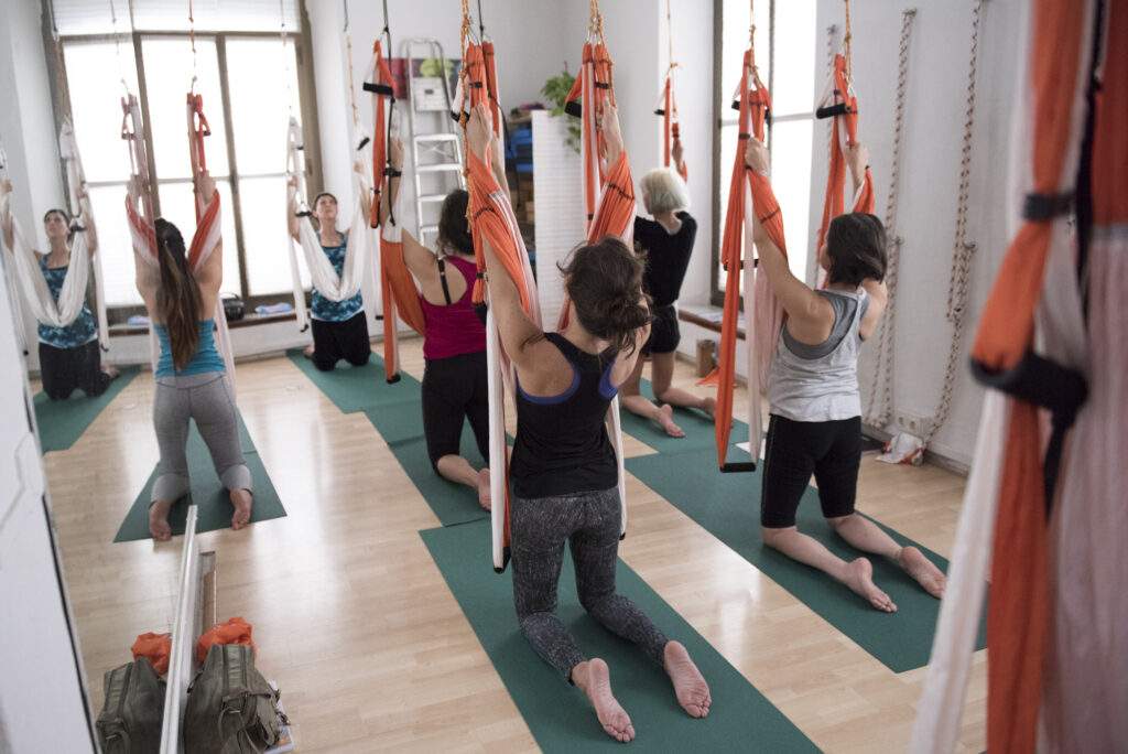 Grupo de alumnas en curso de yoga aéreo del Instituto Europeo de Yoga Aéreo