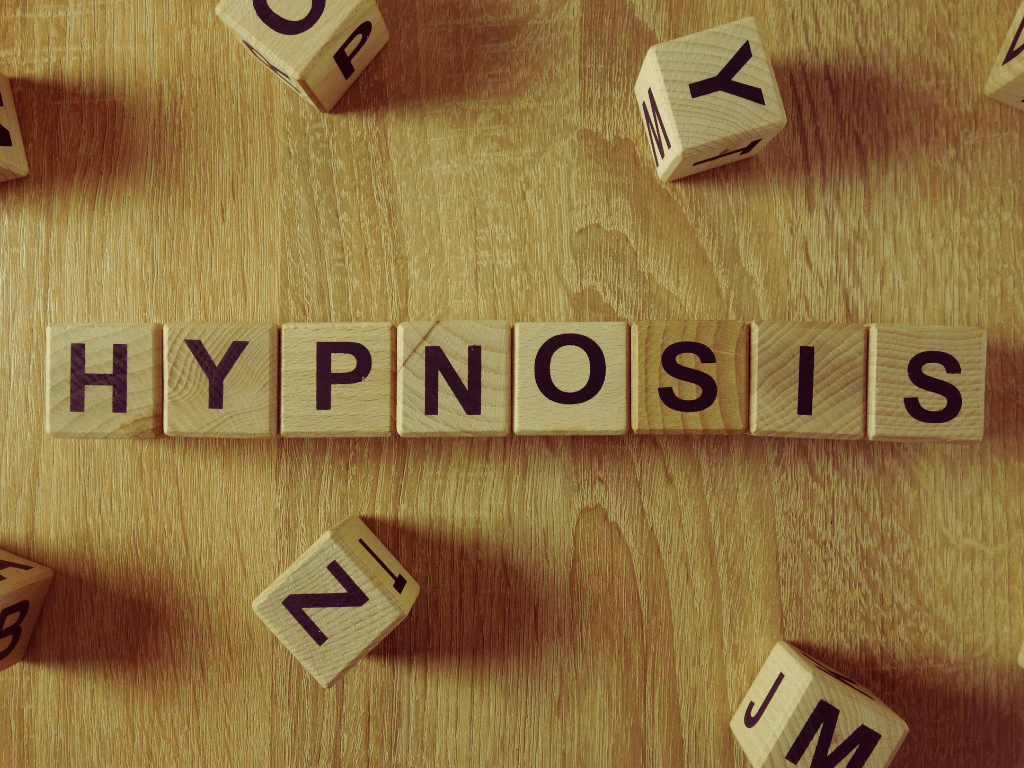 Sesión de terapia regresiva guiada en un entorno tranquilo donde la persona accede a estados de relajación profunda para explorar experiencias interiores.