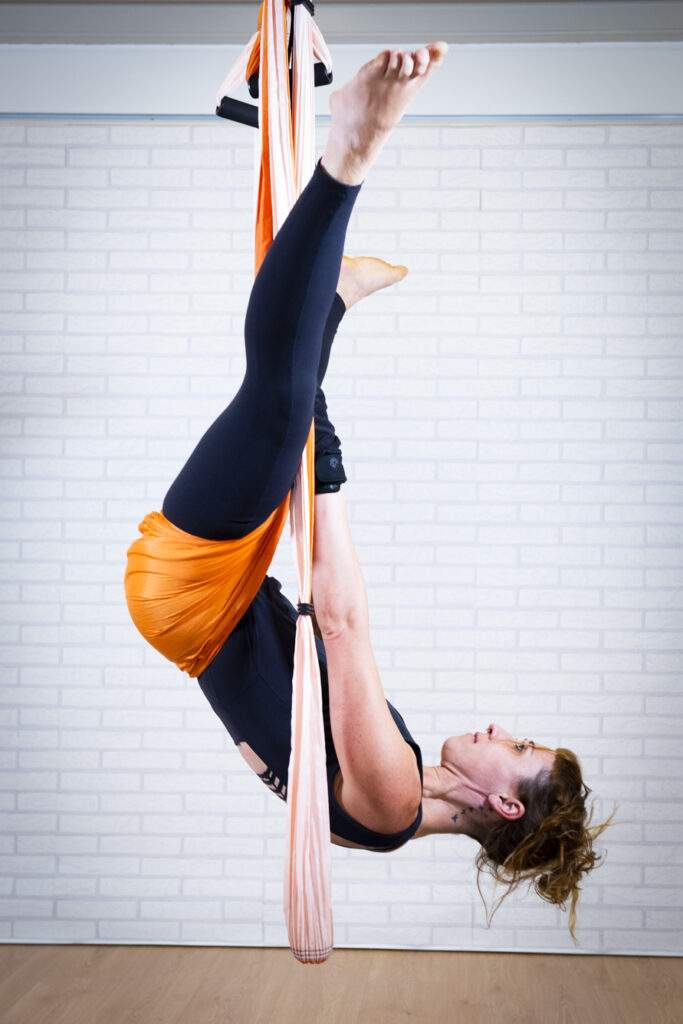 yoga aéreo para ampliar la movilidad de las caderas