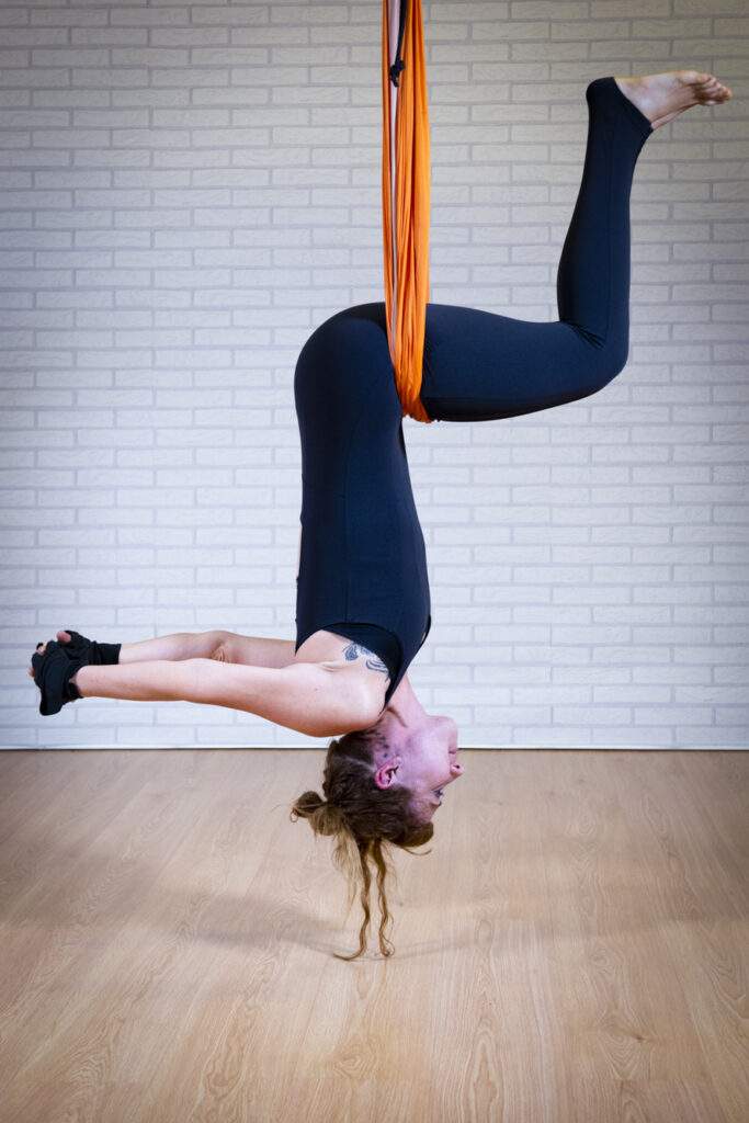 Ejercicio de inversión en formación de yoga aéreo IEYA