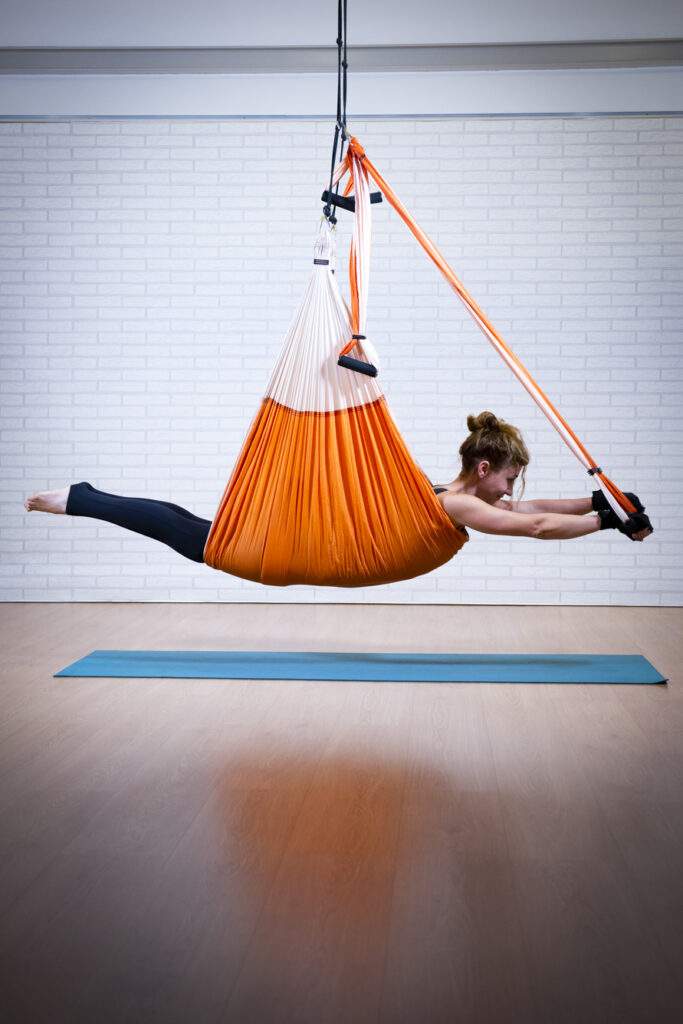 clase de yoga aéreo con columpio de estribos en formación IEYA