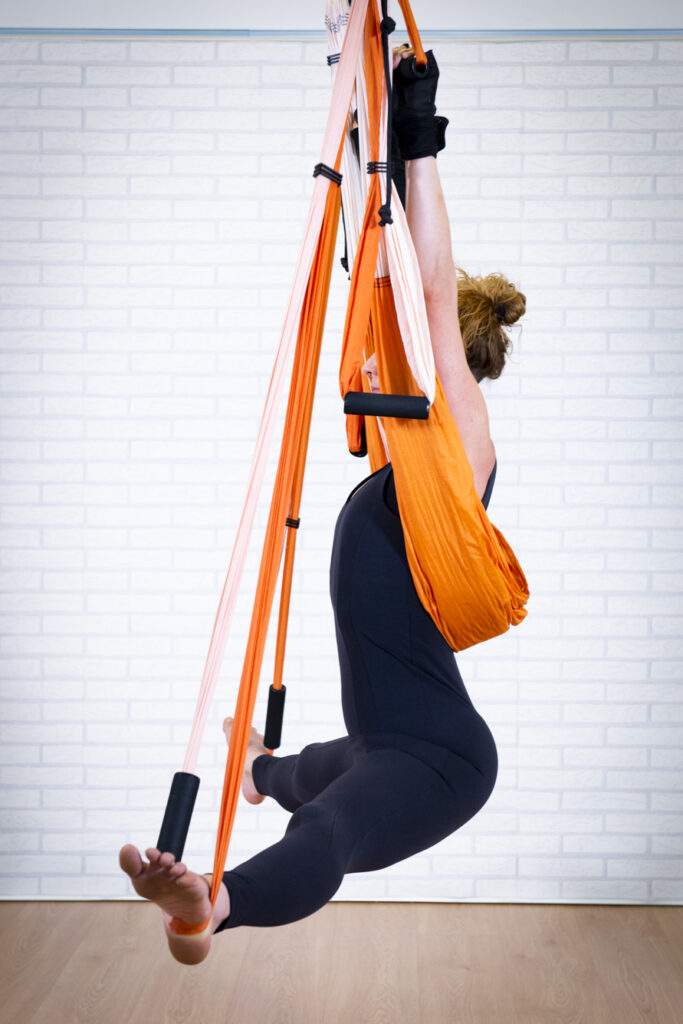 postura de yoga aéreo con trabajo profundo de apertura de caderas