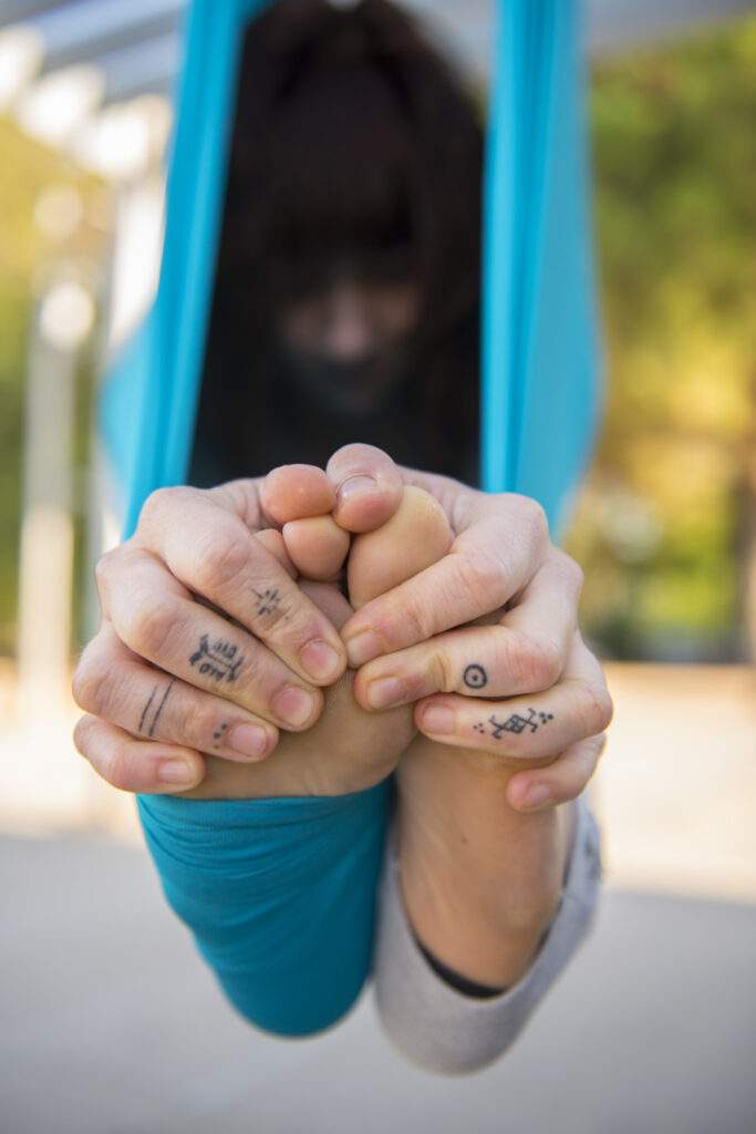 Práctica de yoga aéreo con columpio elástico durante formación IEYA